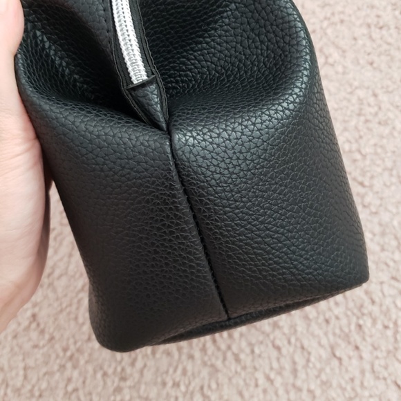 NWT Macy's Black Dopp Kit Toiletries Travel Bag with Top Detail and Zipper - Picture 13 of 16